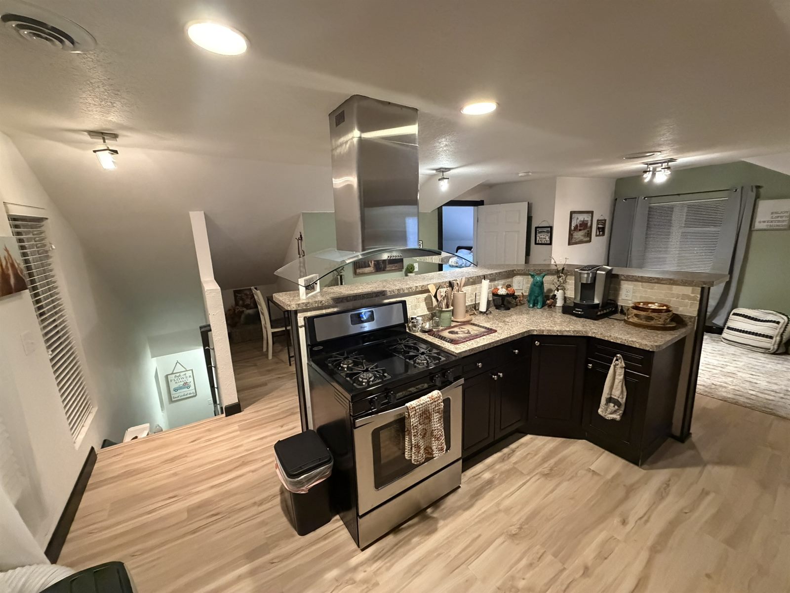 Open great room in Rose's Barn Loft — vaulted ceilings and a full kitchen