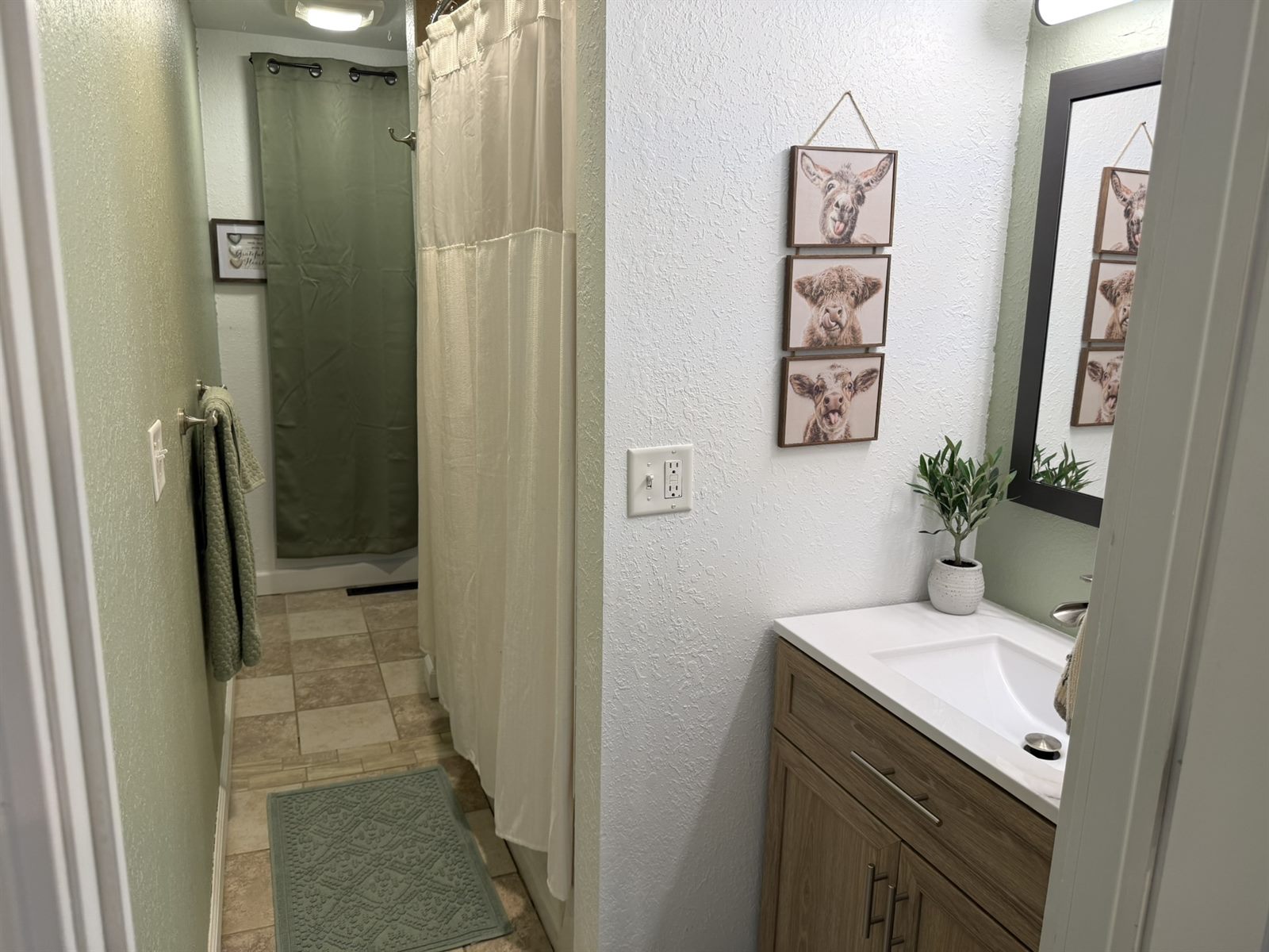 Full bathroom in Rose’s Barnhouse